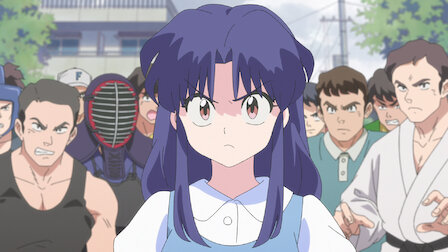 Anime-Bild aus dem Remake von „Ranma ½“: Die Figur Akan steht vor einer Gruppe wütender junger Männer. (Bild: MAPPA/Netflix)