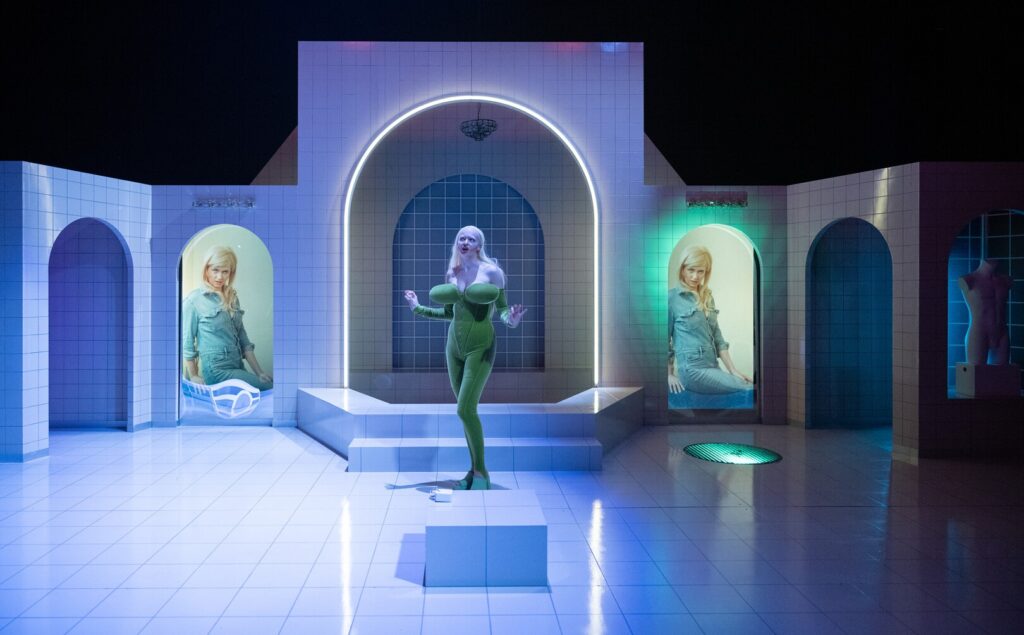 Szene aus dem Theaterstück „Pretty Privilege“ (Schauspiel Stuttgart): Teresa Annina Korfmacher als Sibyl und Sibyl-2 (in den Hintergrund projiziert). (Foto: Björn Klein)
