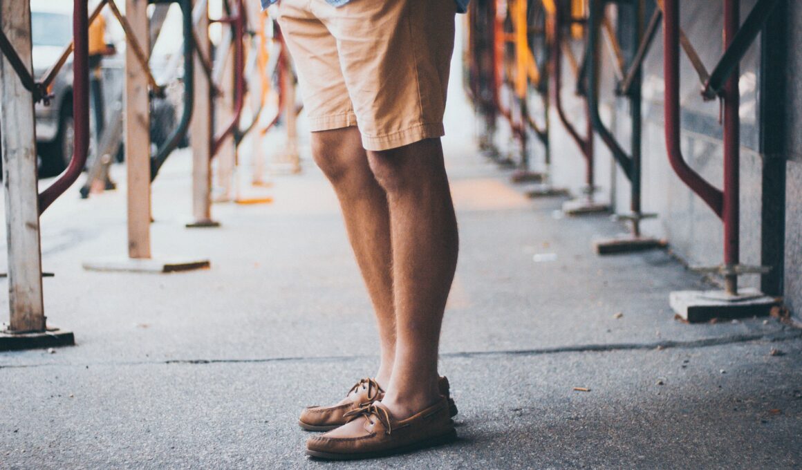 Mensch mit sandfarbener kurzer Hose und geschlossenen Schuhen auf Asphalt. (Foto: Anika Huizinga Unsplash)