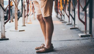 Mensch mit sandfarbener kurzer Hose und geschlossenen Schuhen auf Asphalt. (Foto: Anika Huizinga Unsplash)