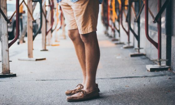 Mensch mit sandfarbener kurzer Hose und geschlossenen Schuhen auf Asphalt. (Foto: Anika Huizinga Unsplash)