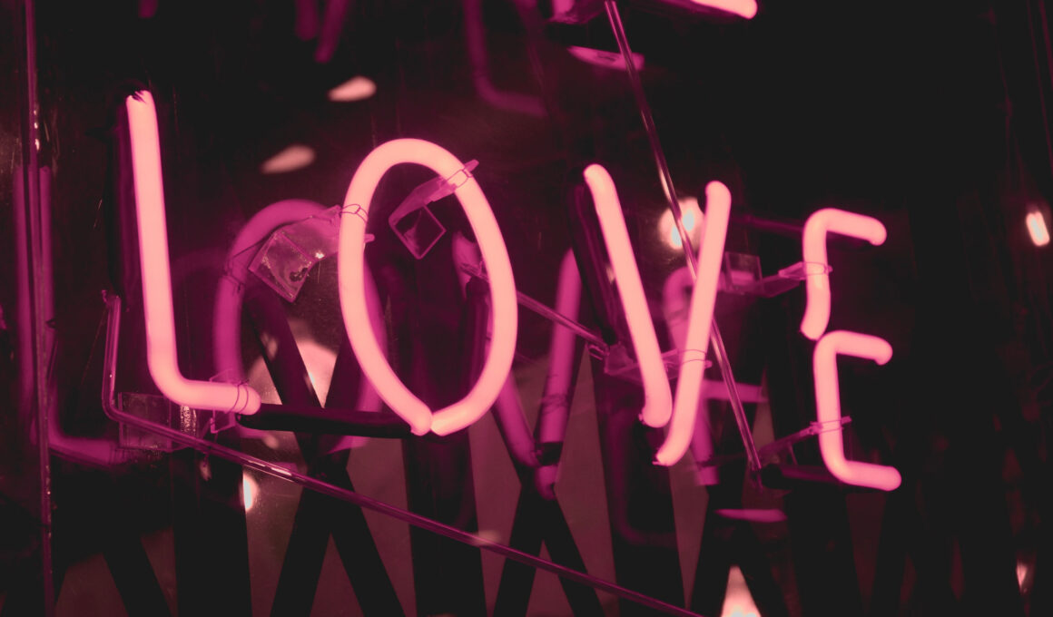 Rosa Neonschrift eines nächtlichen Schriftzugs mit dem Wort "Love" (Foto: Shaira Dela Peña auf Unsplash)