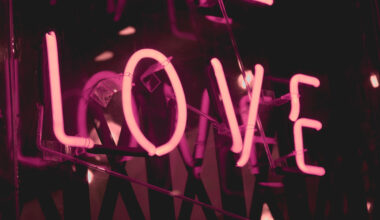 Rosa Neonschrift eines nächtlichen Schriftzugs mit dem Wort "Love" (Foto: Shaira Dela Peña auf Unsplash)