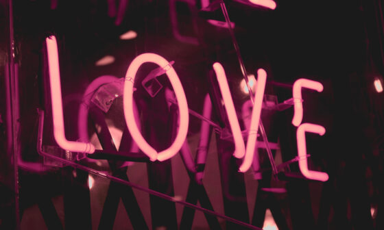 Rosa Neonschrift eines nächtlichen Schriftzugs mit dem Wort "Love" (Foto: Shaira Dela Peña auf Unsplash)