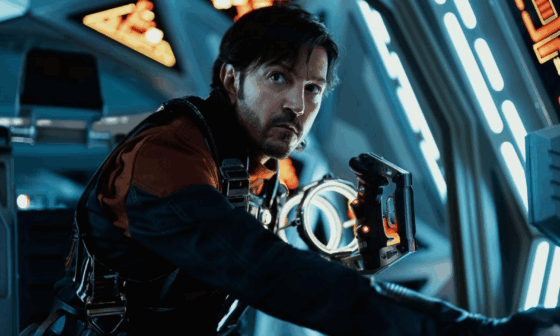 Hauptfigur Cassian Andor als Pilot im Cockpit eines Raumschiffs, kurz vorm Start. (Foto: Des Willie/Lucasfilm Ltd.)