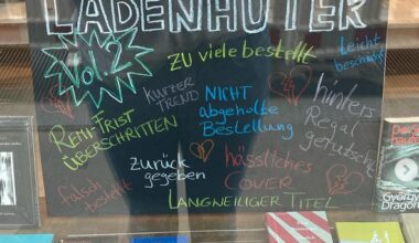 Schaufenster eines Buchladens: Auf einer einer schwarzen Kreidetafel wird für Ladenhüter geworben. Einige der Bücher sind vor und neben der Tafel zu sehen. (Foto: Buchhandlung ocelot)