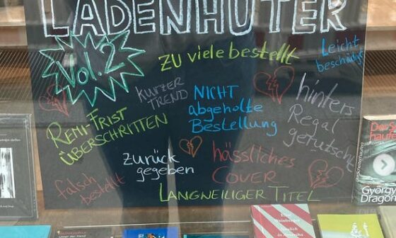 Schaufenster eines Buchladens: Auf einer einer schwarzen Kreidetafel wird für Ladenhüter geworben. Einige der Bücher sind vor und neben der Tafel zu sehen. (Foto: Buchhandlung ocelot)