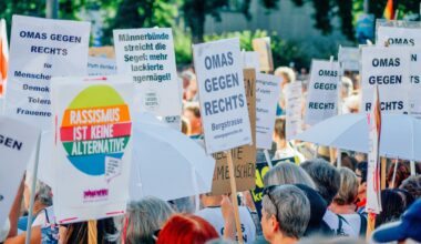 Plakate der "Omas gegen rechts" auf einer Demo in Marburg 2024 (Foto: Christian Lue auf Unsplash)
