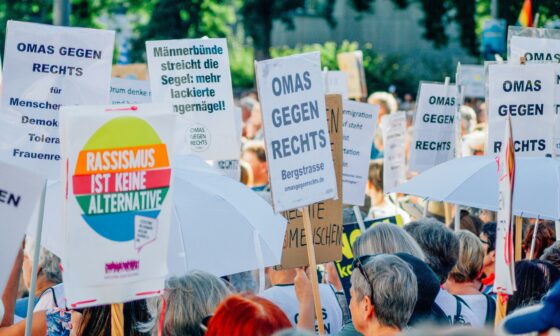 Plakate der "Omas gegen rechts" auf einer Demo in Marburg 2024 (Foto: Christian Lue auf Unsplash)