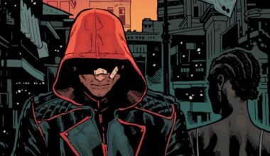 Comic-Szene: Vor nächtlich beleuchteter Stadt ist die Hauptfigur Red Hood von vorn zu sehen. Er hat Pflaster im Gesicht. (Bild: Jeff Spokes/DC Comics)