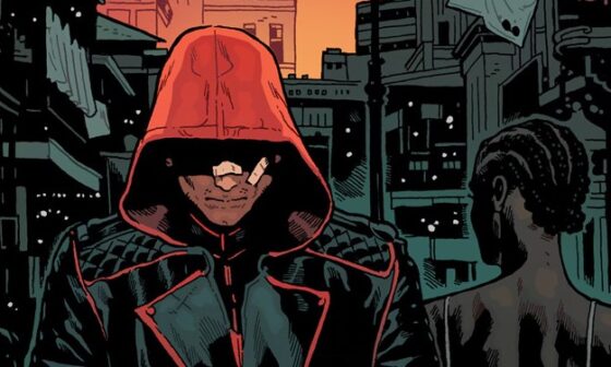 Comic-Szene: Vor nächtlich beleuchteter Stadt ist die Hauptfigur Red Hood von vorn zu sehen. Er hat Pflaster im Gesicht. (Bild: Jeff Spokes/DC Comics)