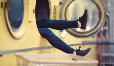 In einem Waschsalon schauen die Beine einer Person aus einer Waschmaschine heraus. (Bild: Pexels auf Pixabay)