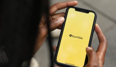 Schwarzer Mensch schaut auf Handy-Bildschirm, auf dem das gelbe Bumble-Logo zu sehen ist. (Bild: Good Faces Agency auf Unsplash)