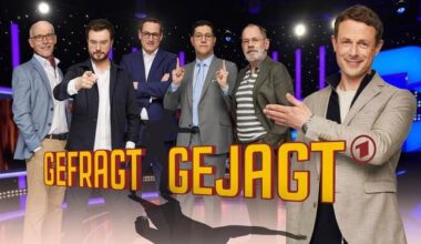 Moderator Alexander Bommes (rechts) und die „Jäger“ im Studio der ARD-Quizsendung „Gefragt – Gejagt“ (Bild: ARD / Thomas Leidig)