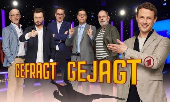 Moderator Alexander Bommes (rechts) und die „Jäger“ im Studio der ARD-Quizsendung „Gefragt – Gejagt“ (Bild: ARD / Thomas Leidig)