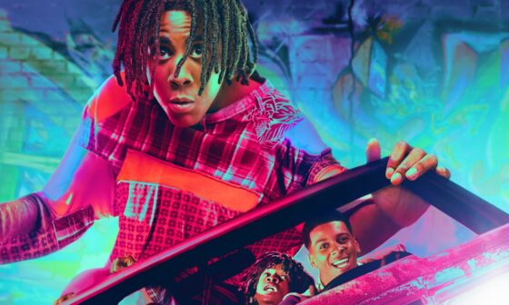 Promo-Poster der Prime-Video-Serie I'm A Virgo. Die vier Meter große Hauptfigur sitzt auf der Rückbank eines Cabrios, in dem vor ihr drei andere Menschen sitzen. Das Auto scheint schräg zu fahren. Im Hintergrund ist Graffiti zu sehen.