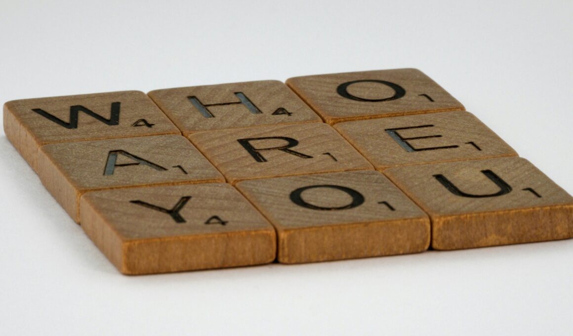 Holzplättchen mit Buchstaben, die den Satz "Who are you" ergeben. Auf weißem Grund.