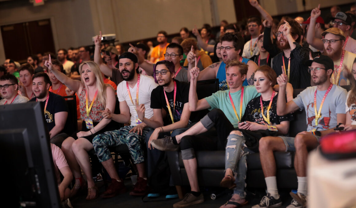 Sitzende Menschenmenge schaut anderen Menschen beim Videospielen (Speedrunning) zu. (Foto: Gage Skidmore, CC BY-SA 2.0)