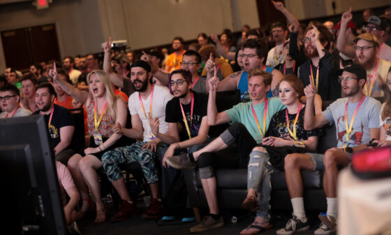 Sitzende Menschenmenge schaut anderen Menschen beim Videospielen (Speedrunning) zu. (Foto: Gage Skidmore, CC BY-SA 2.0)