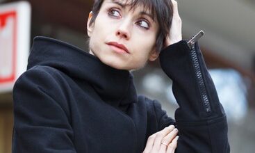 In schwarzer Jacke und sich an den Kopf fassend schaut die Schriftstellerin Lisa Kränzler nach schräg oben. (Foto: Nane Diehl)