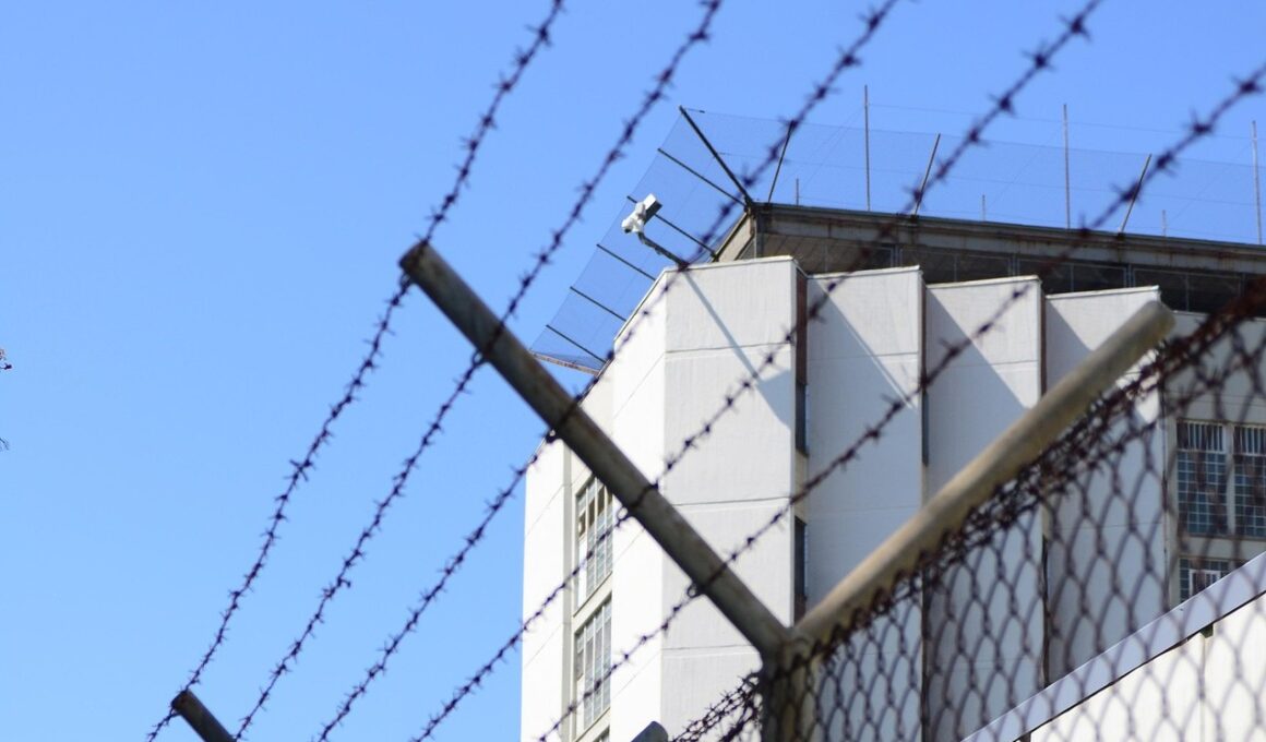 Die Justizvollzugsanstalt Stuttgart-Stammheim, Gebäude hinter Stacheldrahtzaun (Foto: Ute Friesen auf Pixabay)
