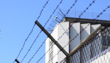 Die Justizvollzugsanstalt Stuttgart-Stammheim, Gebäude hinter Stacheldrahtzaun (Foto: Ute Friesen auf Pixabay)